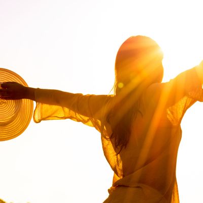 joie-liberté-confiance en soi-légèreté-soleil-intérieur joie-liberté-confiance en soi-légèreté-soleil-intérieur-une femme ouvre les bras au soleil avec légèreté