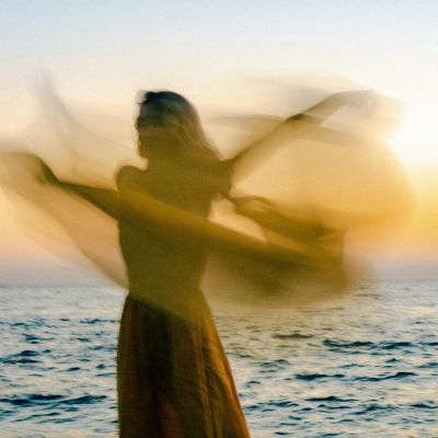 oser-briller-confiance en soi-libération-oser être soi-légèreté oser-briller-confiance en soi-libération-oser être soi-légèreté-danse-théâtre-yoga du rire