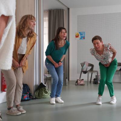 Atelier-yoga du rire-groupe-joie-jeux corporels-collectif-bien être-yoga-méditation Atelier-yoga du rire-groupe-joie-jeux corporels-collectif-bien être-yoga-méditation